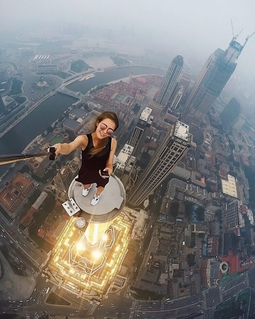 roof-climbing-girl-dangerous-selfies-angela-nikolau-russia-1 (1)