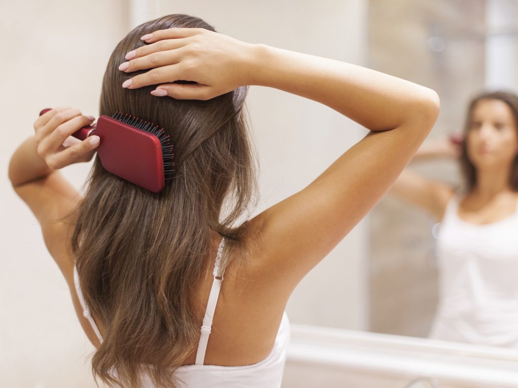 dandruff-solution-3-brush-hair