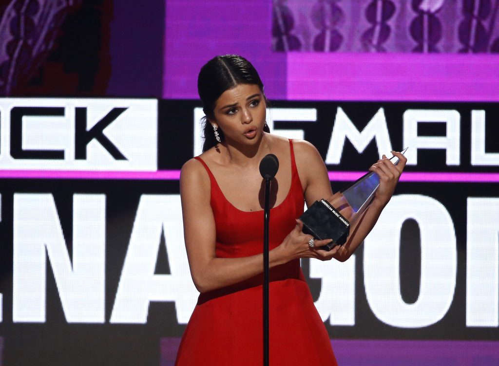 Selena Gomez accepts the award for favorite female pop/rock artist at the 2016 American Music Awards in Los Angeles, California, U.S., November 20, 2016. REUTERS/Mario Anzuoni