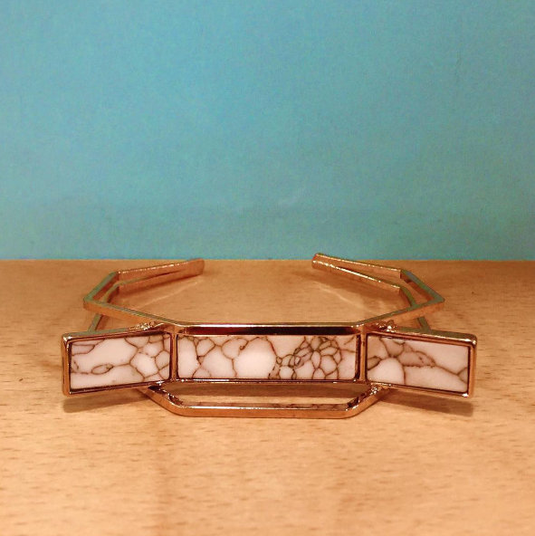 beyaz-mermer-desenli-dikdortgen-altin-rengi-bileklik-1-12691-56-b