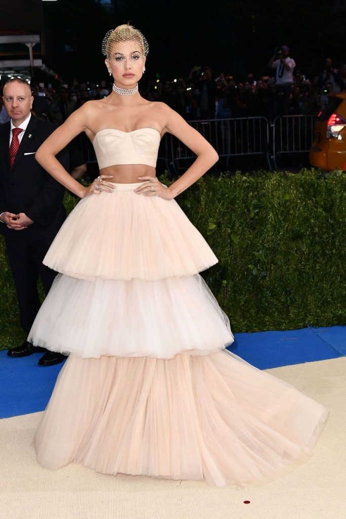 Hailey_Baldwin_pembe_elbise